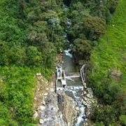 I contadini dell'Ecuador inventano la loro centrale idroelettrica sostenibile