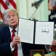Uno dei tanti ordini esecutivi firmati da Donald Trump / REUTERS