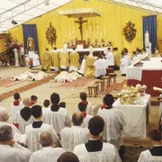 L'ordinazione dei primi quattro vescovi della Fraternità sacerdotale San Pio X il 30 giugno 1988 a Ecône. Un gesto che portò alla scomunica dichiarata da Giovanni Paolo II, poi ritirata da Benedetto XVI nel 2009