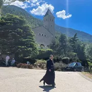 Un sacerdote lefebvriano davanti al seminario San Pio X, dove ieri si sono tenute le consacrazioni di quattro vescovi, che hanno portato alla scomunica della Fraternità / REUTERS