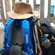 Zaino da trekking e cappello