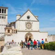 Trasversale, ribelle e fraterno.
Perché il Santo piace ai giovani