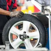 Un'auto su quattro parte per le vacanze con pneumatici non a norma