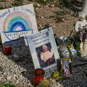 La tomba di Yusuf, morto a 6 mesi in mare, il silenzio assorto del Papa e noi
