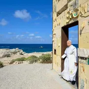 Il Papa a Lampedusa: i migranti morti in mare per decisioni prese o mancate. L’Europa? Vari un piano di soccorsi