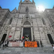 Il vescovo di Napoli si schiera contro la beffa dello stop dei tirocini: «Una ferita»