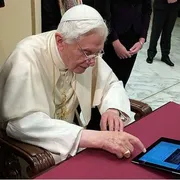 Caritas in veritate e IA: perché Benedetto XVI ispira Leone XIV
