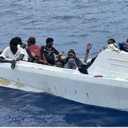 L'imbarcazione in vetroresina con i migranti, quasi tutti minorenni: erano in mare da una settimana, senza benzina
