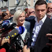 Il politologo: «Anti-sistema sì, ma non del tutto: ecco come Le Pen correrà per l'Eliseo»