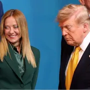 Nessun incrocio di sguardi tra Meloni e Trump durante la foto ufficiale dei leader