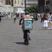 Milano, ordinanza del Comune: stop alle consegne dei ridere nelle ore più torride