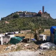 Tra le baracche degli ultimi nei campi della Sicilia