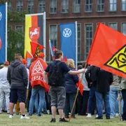 Taglio di 120mila dipendenti, chiusura di 4 impianti: cosa sta succedendo alla Volkswagen?