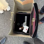 Mai una pistola in dono! È la morte trasformata in souvenir