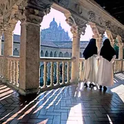 Monache nel chiostro del Convento de las Dueñas a Salamanca in Spagna / ALAMY