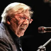 Addio a Peppino di Capri, il cantante che rese moderna la canzone napoletana (e suonò coi Beatles)