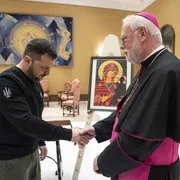 L'arcivescovo Paul Richard Gallagher, segretario per i rapporti con gli Stati, assieme al presidente dell'Ucraina, Volodymyr Zelensky, in Vaticano nel 2023 / SICILIANI