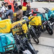 Rider in sciopero a Firenze: paghe basse e troppo caldo