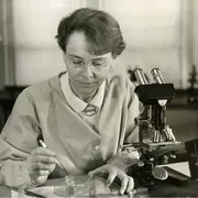 Barbara McClintock, la scienziata che sente i suoi studi