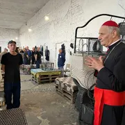 Con Zuppi, nel campo dei prigionieri di guerra russi a Leopoli: «Il Papa prega anche per voi»