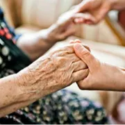 L'assoluzione di Giuseppina e la solitudine dei caregiver: quando a essere condannate sono le famiglie