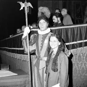 Rosemary Goldie assieme a una guardia svizzera durante il Concilio Vaticano II / ALAMY