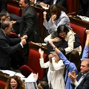 La segretaria Schlein ed i deputati del Pd esultano alla Camera dopo la bocciatura dell'emendamento della maggioranza sulle preferenze