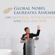 La Nobel per la Pace, Maria Ressa: «Attenti, l'intelligenza artificiale è già usata come un'arma»