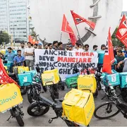 Retribuzioni dimezzate in dieci anni: per i rider di Milano il lavoro è sempre più povero