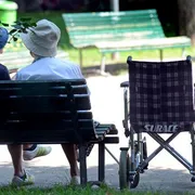 Un'anziana e la sua badante in un parco / FOTOGRAMMA