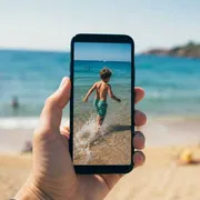 Un bambino fotografato con lo smartphone