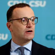 «Sono diventato papà con la surrogata». In Germania l'addio di Spahn (Cdu-Csu) è un caso