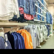 C'è una svolta dell'Ue sulla moda circolare: gli abiti invenduti non sono rifiuti da buttare