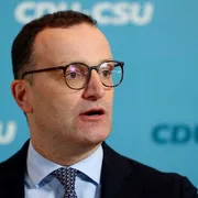 Il "caso Spahn" scuote la Germania: si dimette il deputato diventato padre con la surrogata