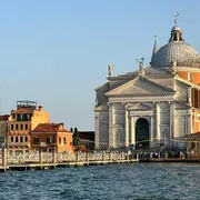 Il ponte galleggiante votivo che unisce la riva delle Zattere allo Spirito Santo con la basilica del Redentore alla Giudecca / PATRIARCATO DI VENEZIA