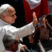 Il Papa in mezzo ai fedeli radunati davanti al Palazzo Apostolico per la preghiera domenicale dell'Angelus ieri, 19 luglio 2026 / ANSA