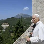 Leone XIV in visita ieri a Montecassino, dove si è fermato in preghiera per la pace sulla tomba di san Benedetto / VATICAN MEDIA