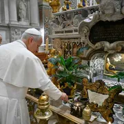 Il Papa in preghiera sulla tomba di san Benedetto a Montecassino / VATICAN MEDIA