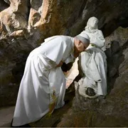 Papa Leone XIV bacia il ginocchio della statua di san Benedetto al Sacro Speco di Subiaco / VATICAN MEDIA