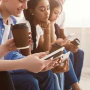 La Francia vieta l'accesso ai social agli under 15
