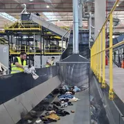 Nuova vita per i vestiti usati: a Prato nasce un hub anti-spreco