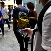 Ragazzi all'uscita da scuola