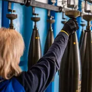 Un'addetta in un'industria bellica