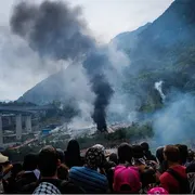Durante le proteste dei No Tav, il cantiere di Chiomonte in Valle di Susa è stato attaccato su vari fronti da alcune centinaia di antagonisti che hanno lanciato bombe carta e pietre / ANSA