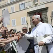 Il Papa a Castel Gandolfo in mezzo ai fedeli riuniti per l'Angelus di ieri, domenica 26 luglio 2026 / VATICAN MEDIA