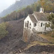 La chiesetta dell'alpe Lut, sopra Premosello nel Verbano Cusio Ossola, risparmiata dalle fiamme