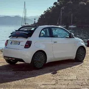 Una bella scoperta: il fascino della Dolce Vita rivive sulla Fiat 500 Hybrid Cabrio
