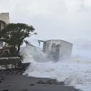 Mareggiate, cemento ed eventi estremi: cosa sta distruggendo le spiagge italiane
