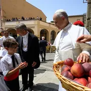 Il Papa tra la gente a Castel Gandolfo / VATICAN MEDIA
