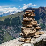 Lo strano caso degli “ometti”: così la montagna perde la strada